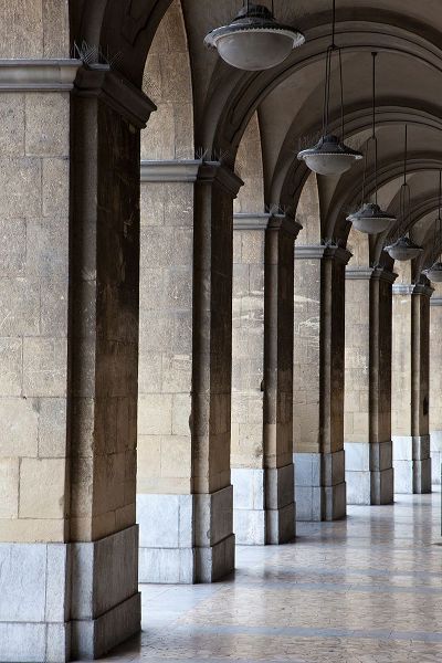 Eggers, Julie 아티스트의 Italy-Tuscany-Pisa Vertical shot of a hallway in the streets of Pisa작품입니다.